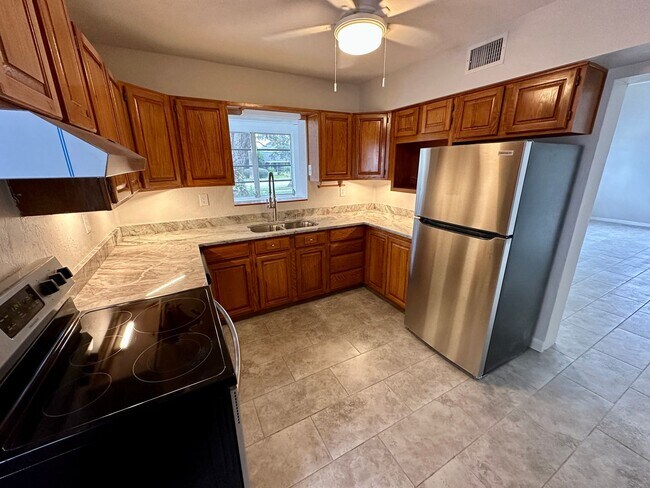 Building Photo - Stunningly Renovated 2/1 near the water av...