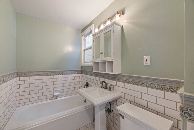 Building Photo - Stunning, Pet Friendly Edwardian 2BR Remod...