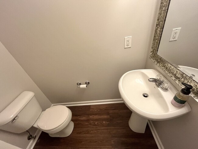 Building Photo - Townhouse in Nashboro Village!