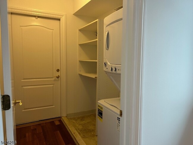 Building Photo - 94 Walnut St