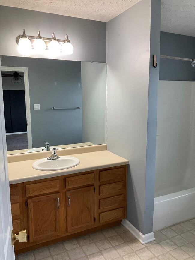 Building Photo - Large 3 Bedroom 2.5 bath townhome with additional finished room.