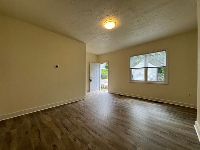 Building Photo - Updated 1BR 1 Bath house with office now available!