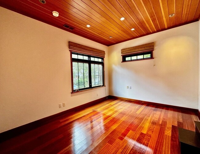 Building Photo - Private. Polished. Perfectly Larkspur.