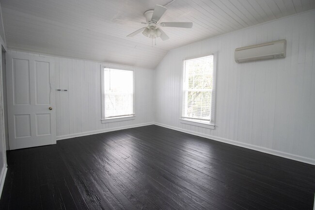 Building Photo - 2 Bedroom, 1.5 Bath in West Columbia, Step...