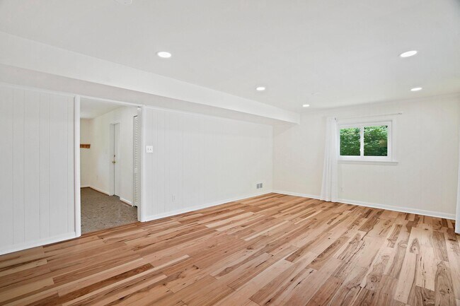 Building Photo - 6607 Lone Oak Dr