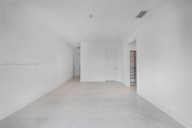 Building Photo - 2921 SW 26th St