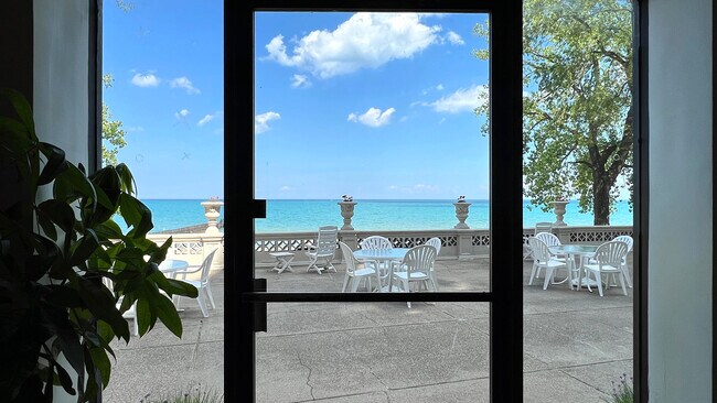 Building Photo - 1205 W Sherwin Ave