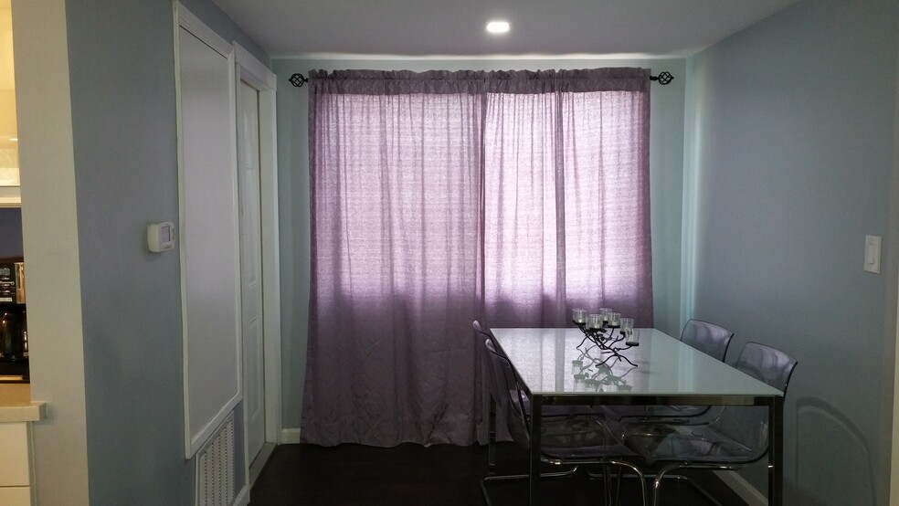 Dining Room - 22635 Oxnard St