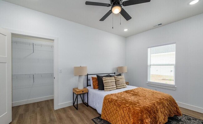 Building Photo - 929 N Blake Ave