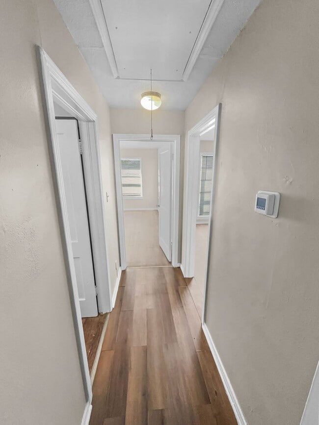 Building Photo - Ridglea West Home with Hardwood Floors & F...