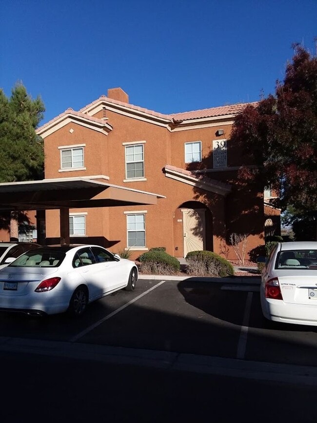 Building Photo - First floor unit in luxury gated Northwest...