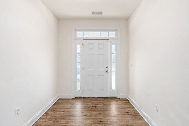 Building Photo - LIKE-NEW 3-LEVEL TOWNHOME IN FREDERICKSBURG
