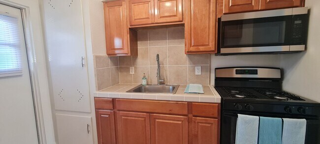 Building Photo - Newly Remodeled 1 Bedroom / Call or text O...