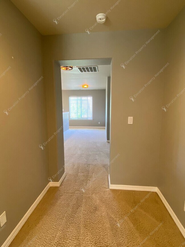 Building Photo - Spacious Corner Home with Community Pool in Prime SW Bend Location