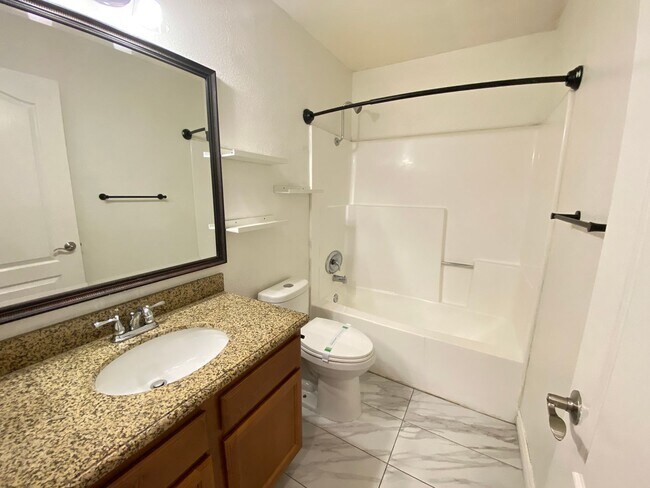 Building Photo - *Special* Charming 2 bedroom 2 bathroom Condo in Oceanside!