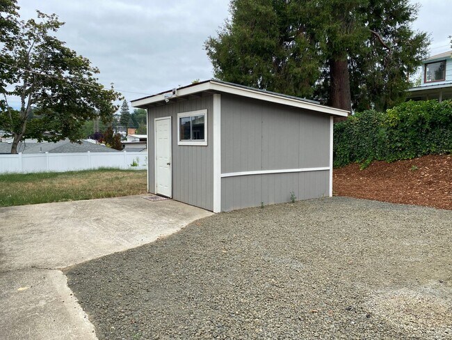 Building Photo - 3 Bedroom 1 Bath Hucrest Home