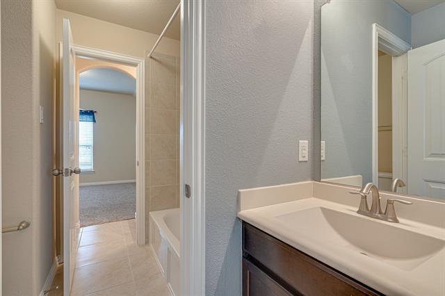 Building Photo - 4112 Hialeah Dr