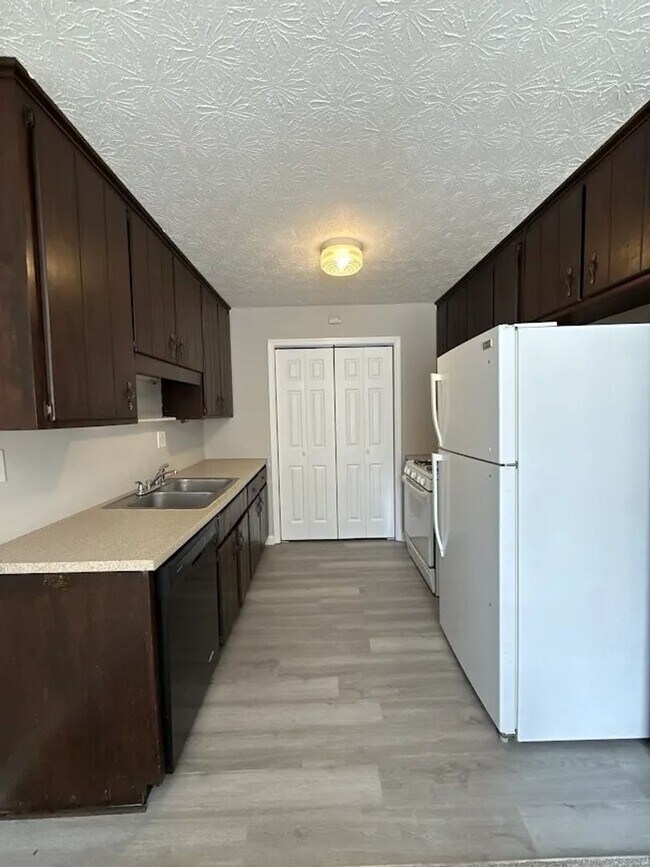 Building Photo - 2870 Lakemont Dr SW
