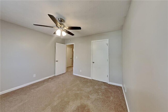 Building Photo - 615 Paris Dr