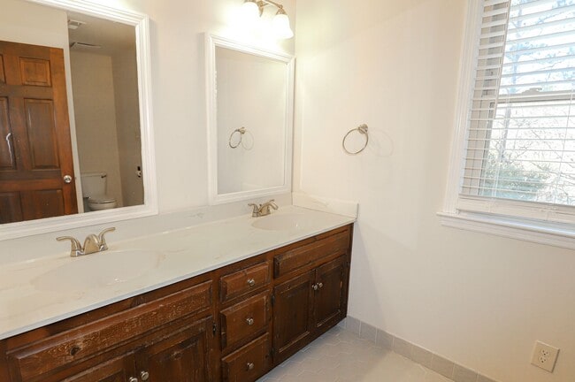 Building Photo - 809 Houndslake Dr