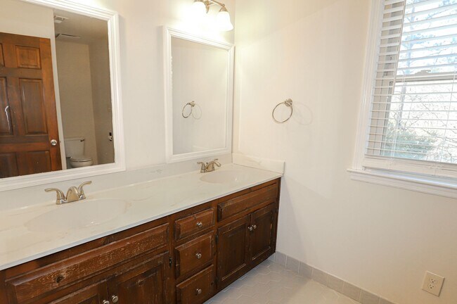 Building Photo - Gorgeous Estate home in Houndslake!