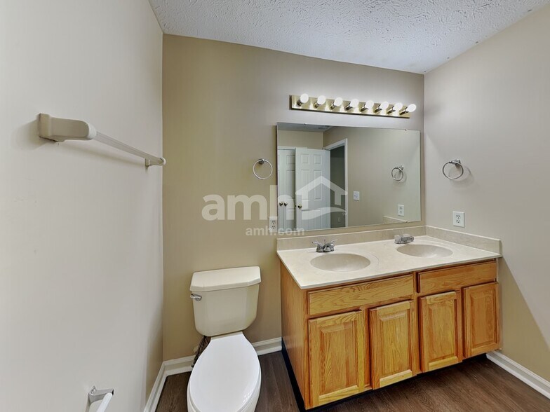 Building Photo - 803 Green Woods Dr