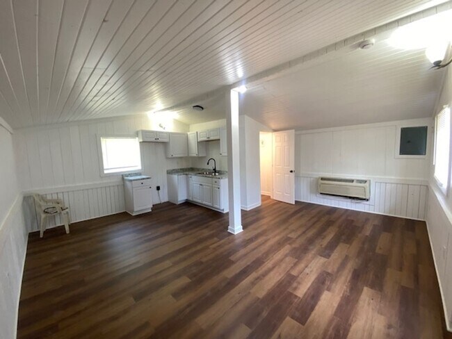 Building Photo - Beautifully upgraded studio unit