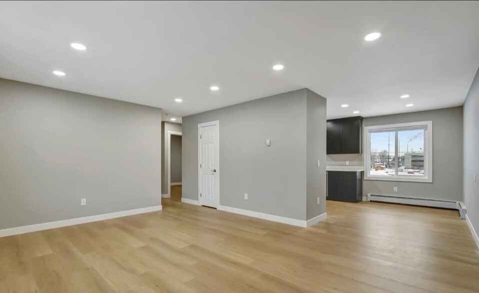 Building Photo - 818 E 10th Ave
