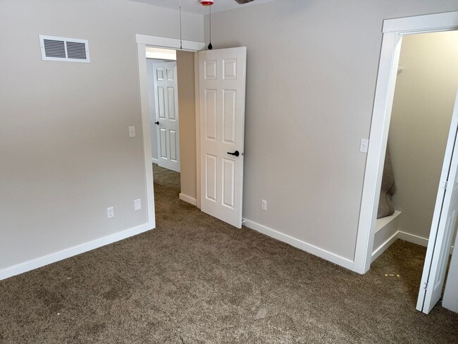 Building Photo - Elizabeth - 321/323