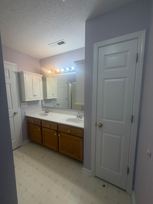 Building Photo - 3560 Oleander Dr
