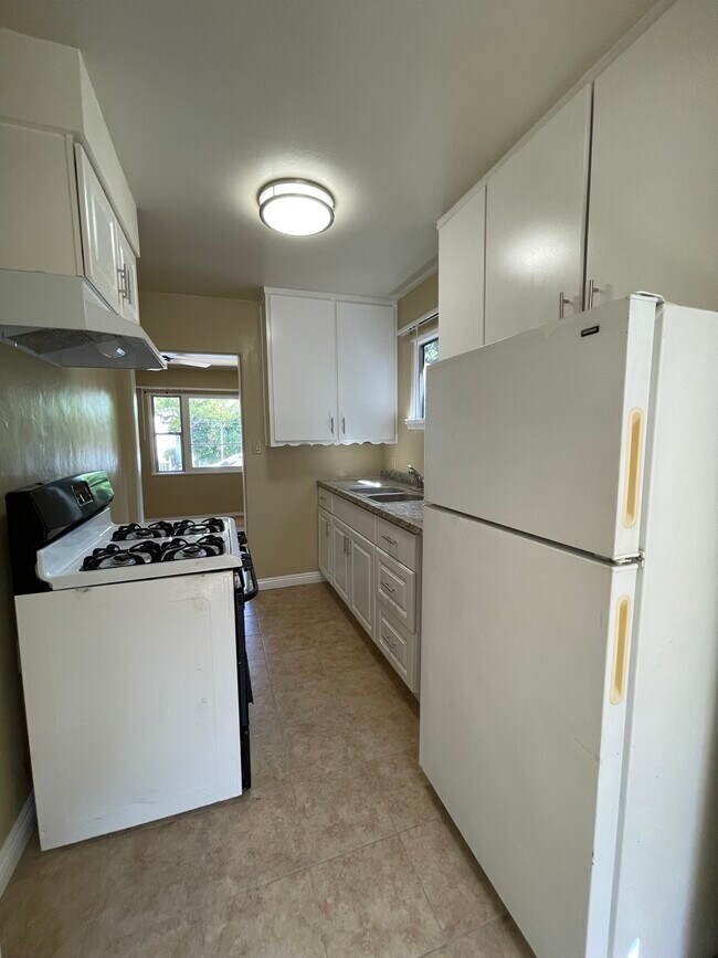 Building Photo - 736 Marine St