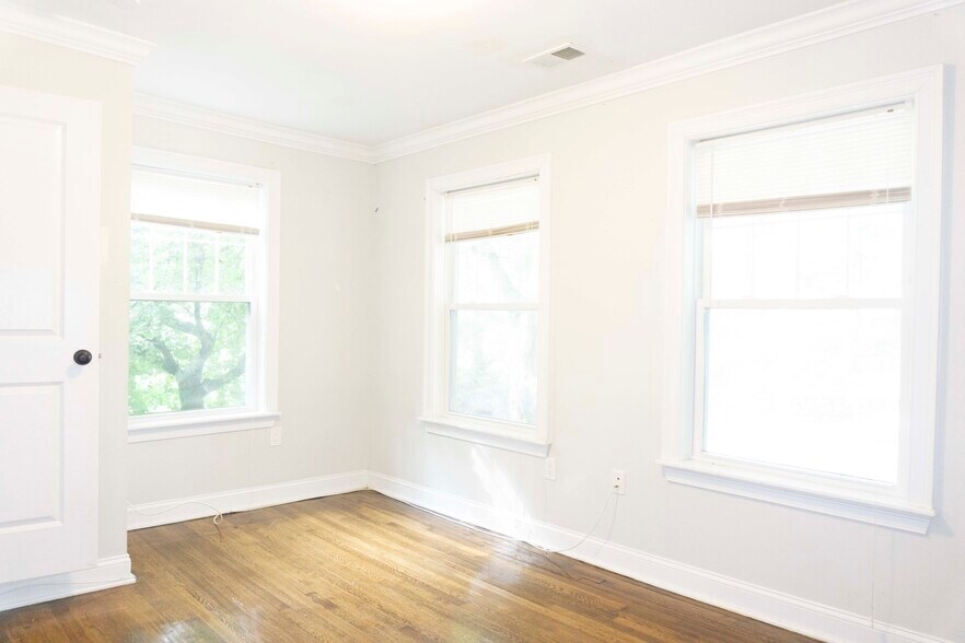 Building Photo - 18 Robeson St