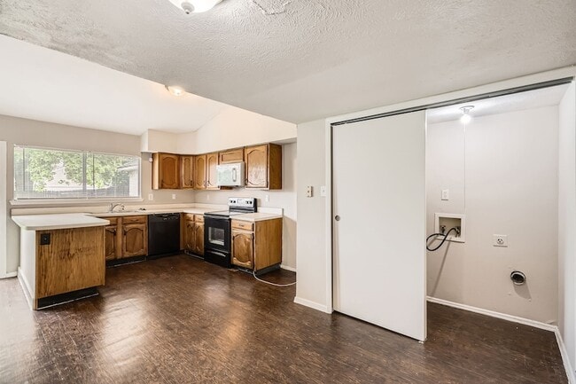 Building Photo - 8314 Kensington Dr