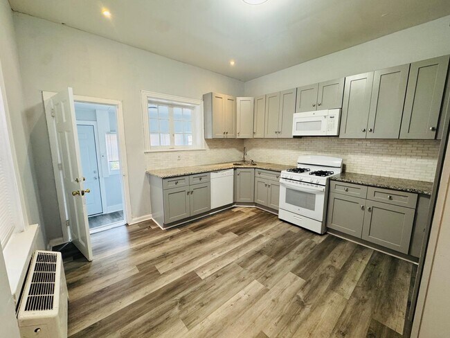 Building Photo - Large 4 bd Remodeled Section 8 Home!! Sect...