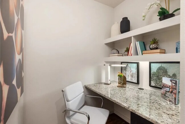 Building Photo - Upscale 1/1 Apt – Style, Comfort & Conveni...