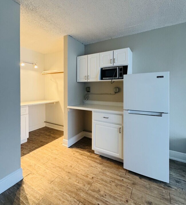 Building Photo - Best Deal in the area! Newly renovated Studio apartment - ALL UTILITIES INCLUDED! Studio apartmen...
