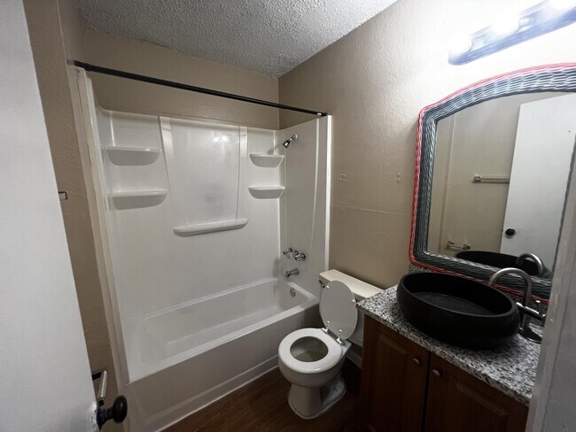 Building Photo - 9806 Roxanna Dr