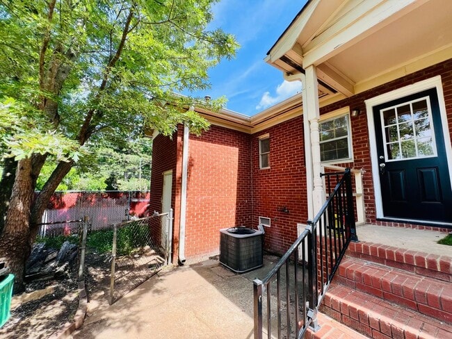 Building Photo - 3821 Rosehaven Dr