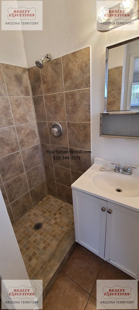 Building Photo - 29th St & Craycroft Rd area 2/2 with yard & A/C System