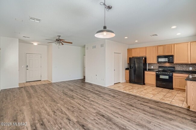 Building Photo - 8437 W Green Kingfisher Ln