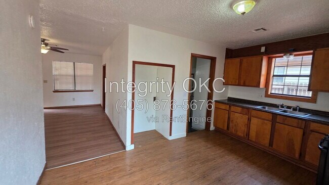 Building Photo - 6316 S Durland Ave