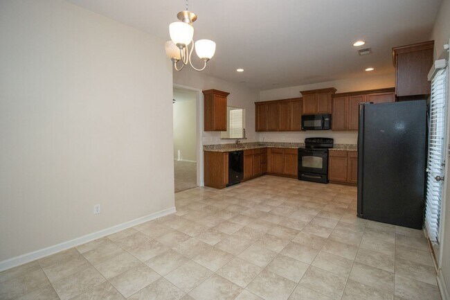 Building Photo - Spacious 3 Bedroom, 2.5 Bathroom Townhome ...