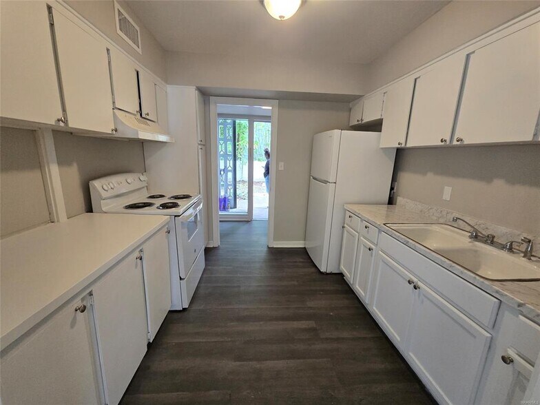 Building Photo - 3737 Wesley Dr