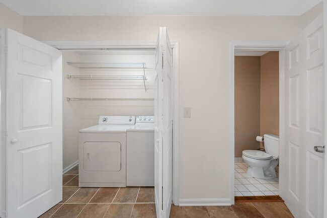 Building Photo - 2 Bedroom Condo For Rent Near Memorial Drive!