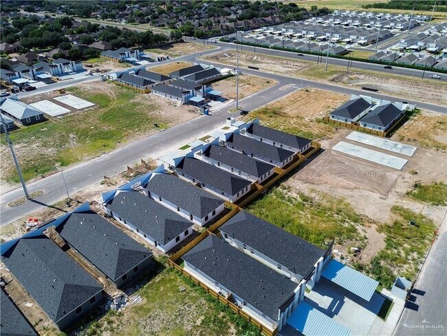 Building Photo - 608 N Onyx Ave