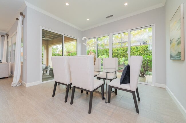 Building Photo - Fully Renovated 2 Bed, 2.5 Bath + Den Single Story Home Available NOW in Eastwood Village in Irvine!