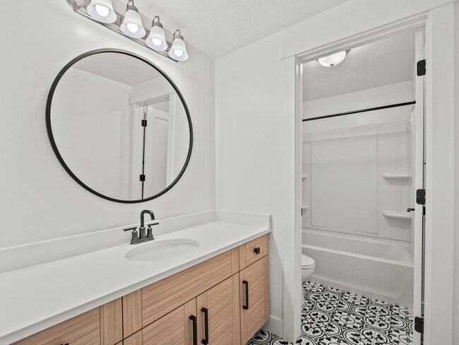 Building Photo - 5 Bed / 3.5 Bath Home in Saratoga Springs – Spacious Living Near Utah Lake