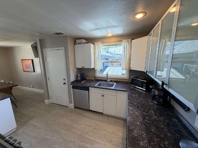 Building Photo - "Charming 3-Bedroom Oasis with Granite Elegance & Hardwood Warmth in Concord!"