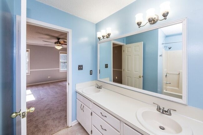Building Photo - 3BD/1BA Home in Hickory