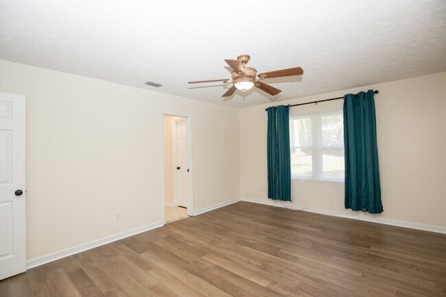 Building Photo - 330 Conifer Dr